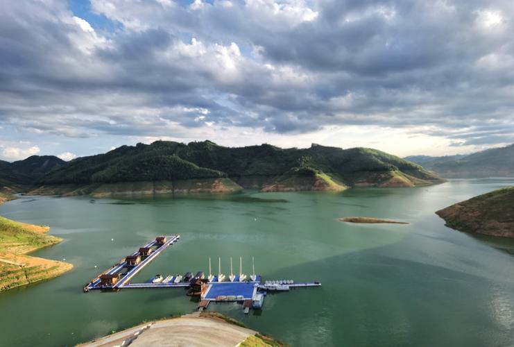 摩旅贵州，兴义万峰湖体验露营，两天一无所获小伙苦笑不得