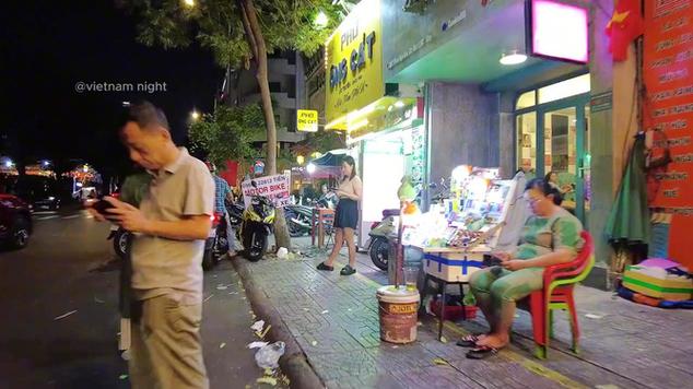 带领欧美游客在西贡深夜漫步，体验2025年胡志明市的夜生活