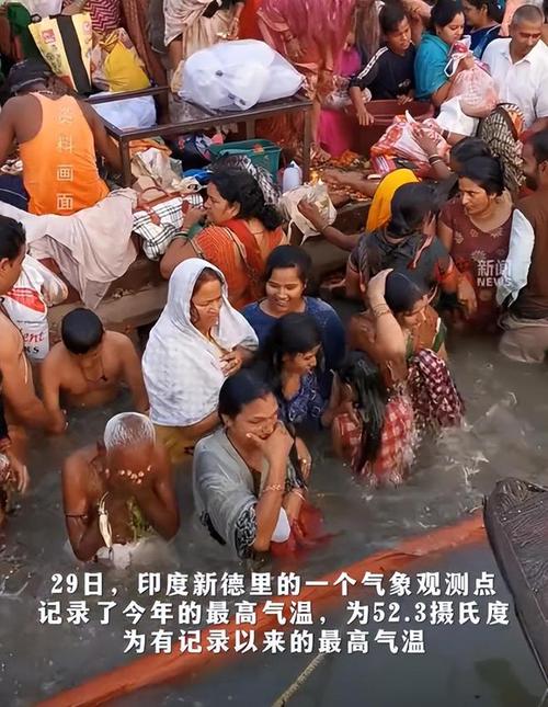 印度持续高温大学用牛粪涂墙降温，网友：发粪涂墙