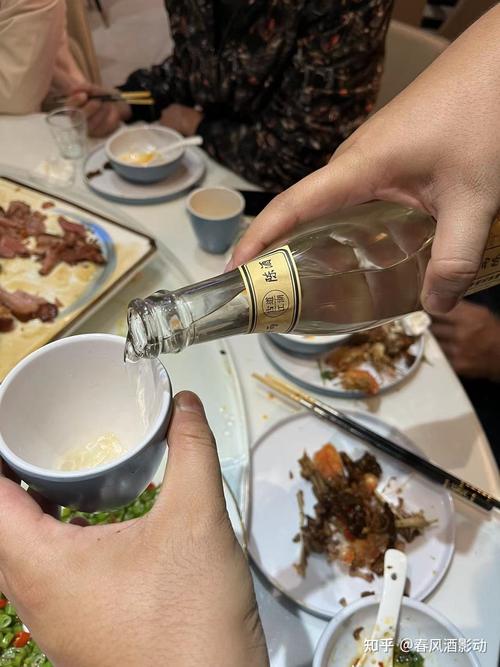 喝酒时，别人用 左手”敬你酒怎么办？建议弄懂不尴尬