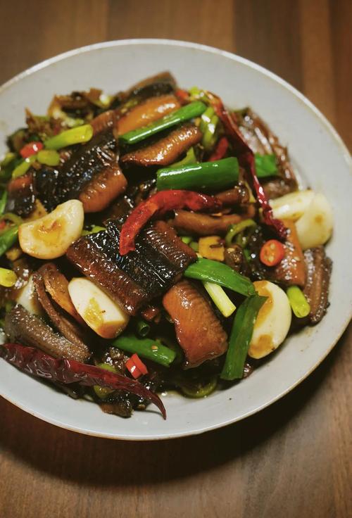 烧黄鳝，直接下锅是大错，提前做好3步，鲜香滑嫩，没有土腥味