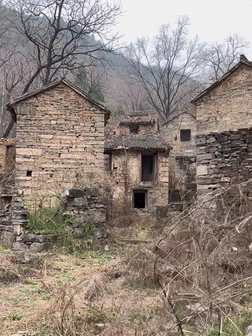 山西废弃30年无人村，竟住着76岁守村老人，一个人咋生活？山西