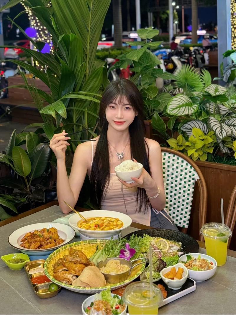 和越南美女i来三十六行街品尝特色黑鸡汤面条！
