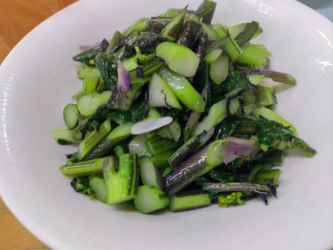 今天摘了很多红菜苔做一餐好吃的