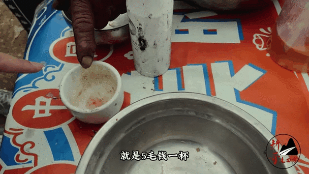 山东岁大爷卖年猪血炖豆腐锅块白酒瓶一块五物价感