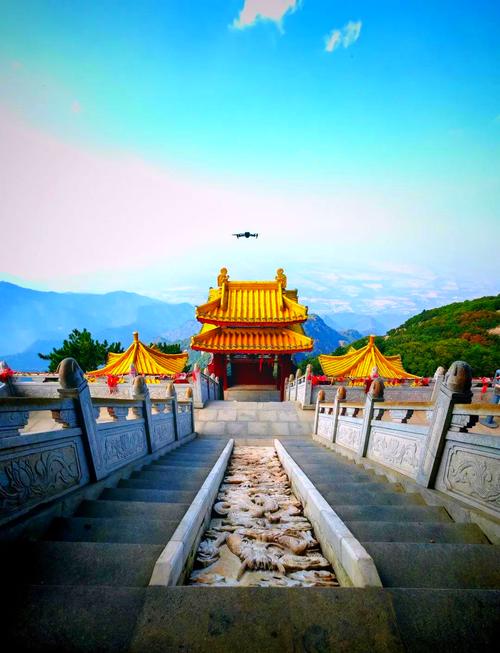 在贵州发现了真正的云顶天宫。究竟是谁会把房子修在山巅之上