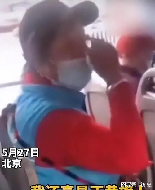 北京地铁上辱骂民工的赵某被北京公交警方行拘，活该，还是过严