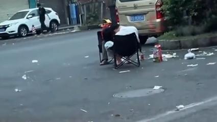 仅一百多，两男子都不想买单装睡三小时，最后被尿憋醒的屈服了