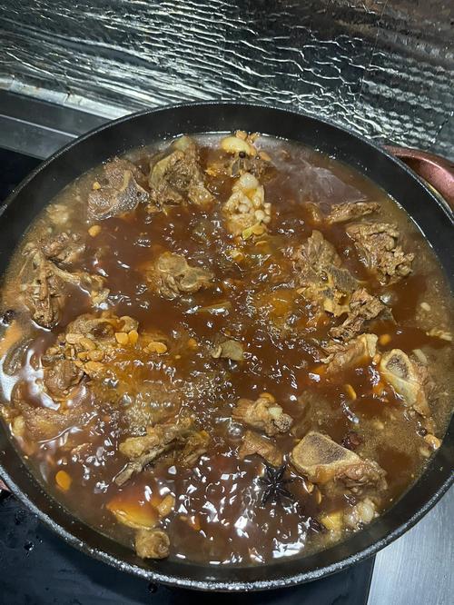 小伙在北京出租屋炖一锅羊蝎子火锅涮菜吃，吃得满嘴冒油太香了