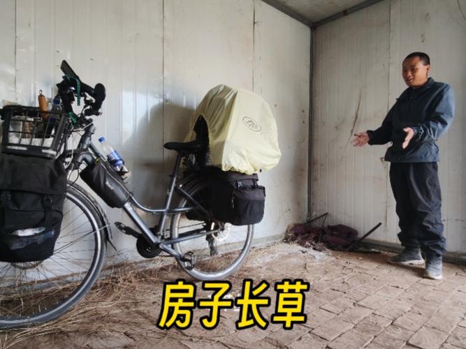 骑行青海，戈壁滩捡到废弃铁皮房，捡柴搭个灶台3斤羊肉炖着吃