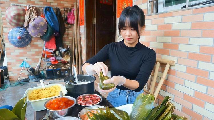 偷粽子被反杀！阿渔妹突然闪现背后…摄影师直接吓裂了！