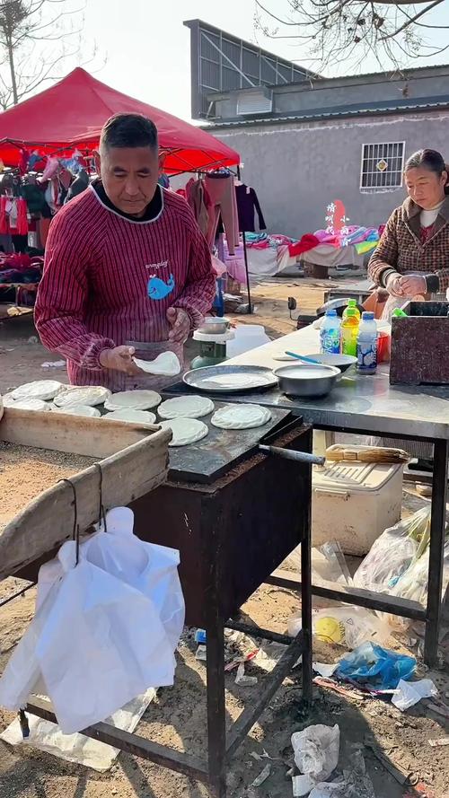 河南周口农村大集，大叔“不起眼”小摊，一天竟能卖1000块，好吃