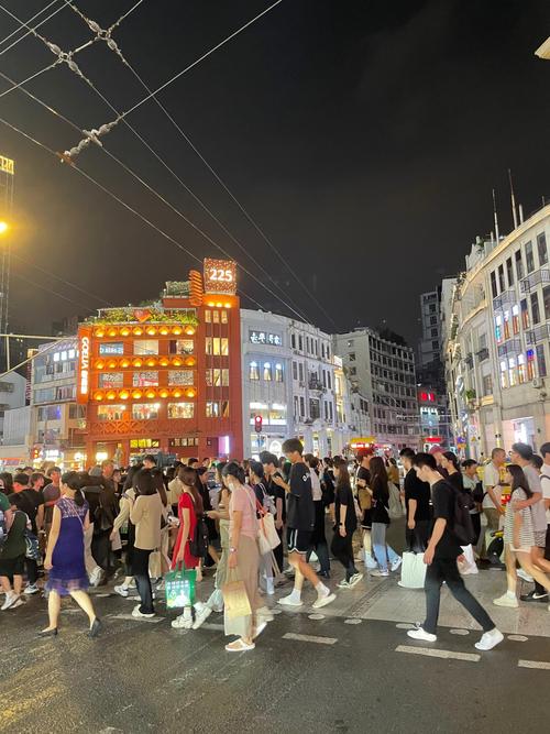 广州街头现状，拍摄于2025年4月20日晚上7点许，场面出人意料