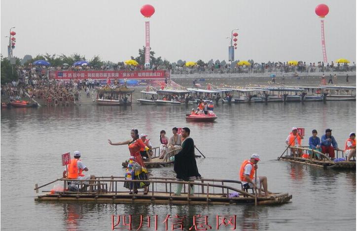 四川成都龙泉湖船型建筑，几十年前的娱乐场所，村民都避之不谈