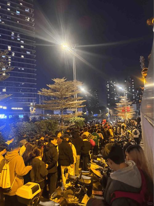 广州街头现状，拍摄于2025年4月20日晚上7点许，场面出人意料