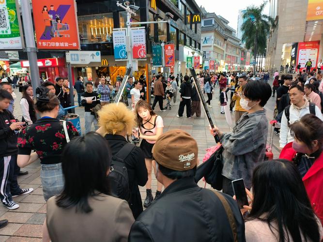 深圳东门，这几个人看背影就知道是香港人了，他们穿衣打扮一样的