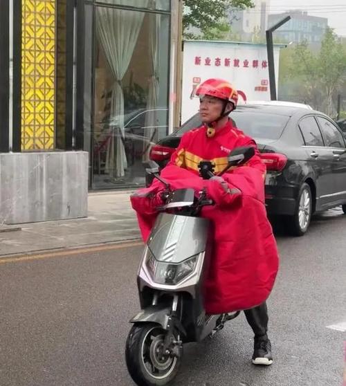 刘强东冒雨送外卖，与员工喝啤酒吃火锅，一封信扯下外卖行遮羞布