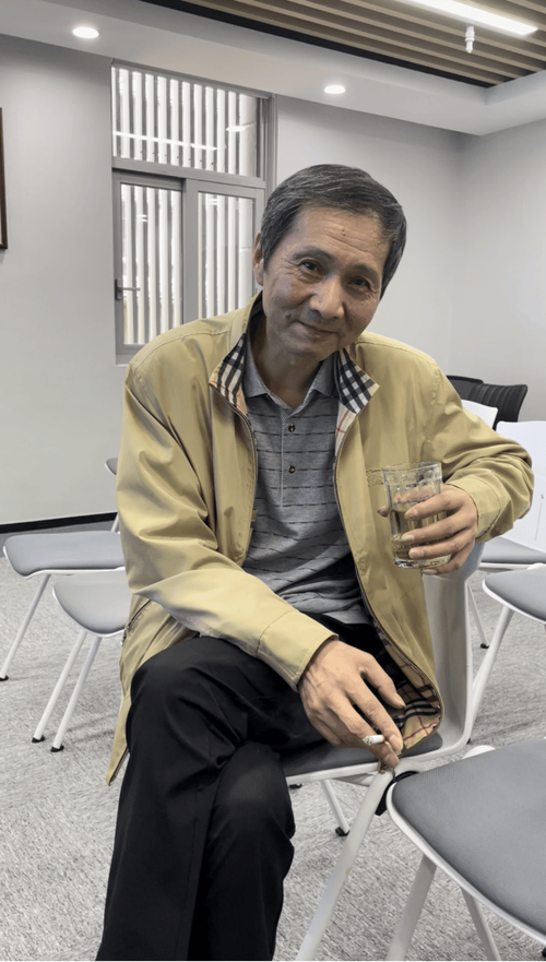 上海一男子晒出老爷子的酒柜，一打开满是烟火气，太有年代感了