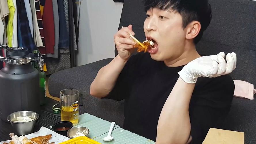 韩国?韩思聪｜安排吃红烧猪蹄，嚼劲十足，配烧酒吃很完美
