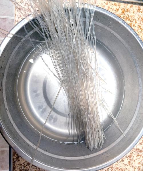 泡粉条，用冷水好还是热水好？教你一招，10分钟泡发，咋做都好吃
