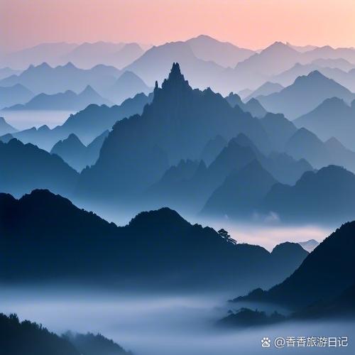 峰峦叠翠：茂密的树林覆盖着连绵起伏的山峰，形成一幅美丽的画卷
