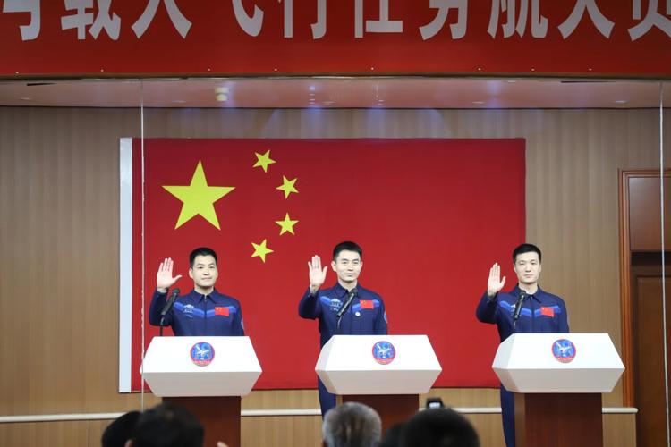 神二十乘组集体亮相！简历公布！