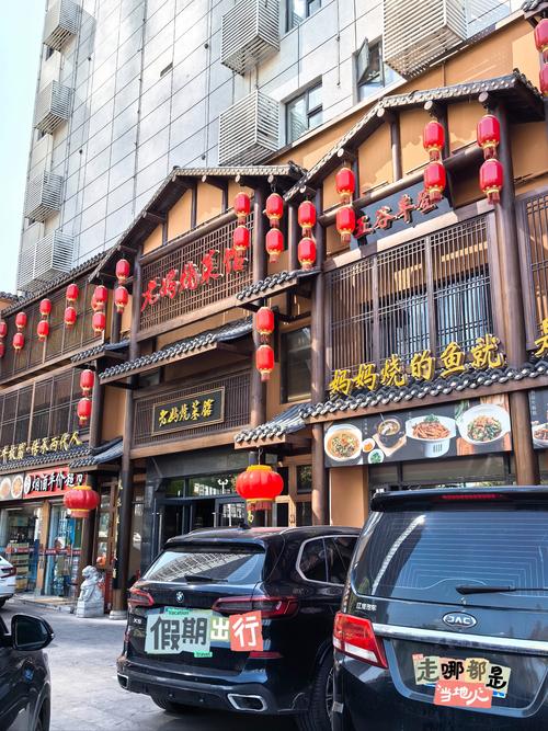 开在村口的麻糖店，三县交界远近闻名，不到饭点门口就停满了车