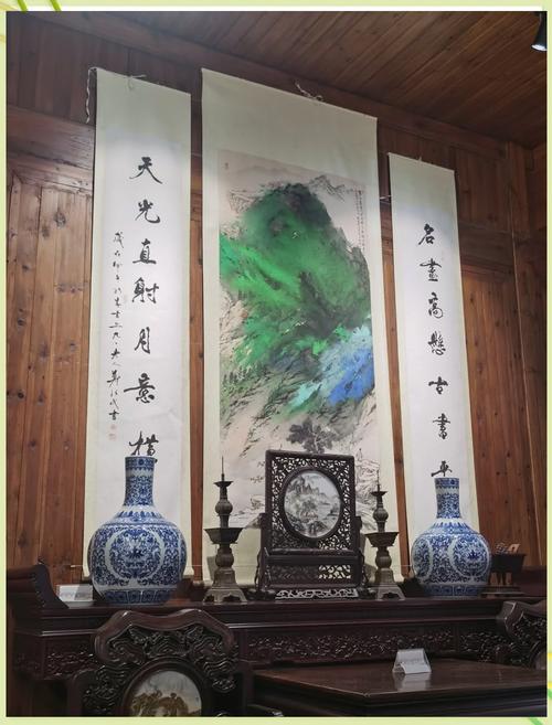 徽州古城～一座保存完好的千年文化古城。住的民宿好像是个博物馆