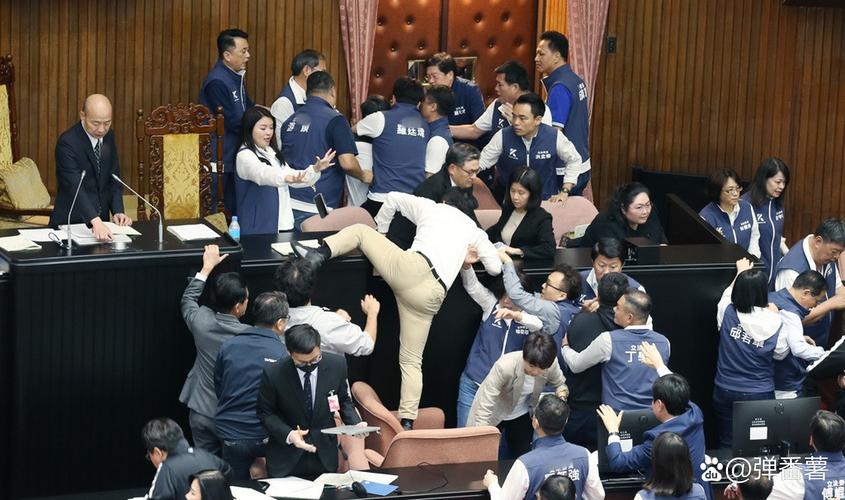 国民党要和民进党死磕，我们为何不出面支持？口号和态度说明一切