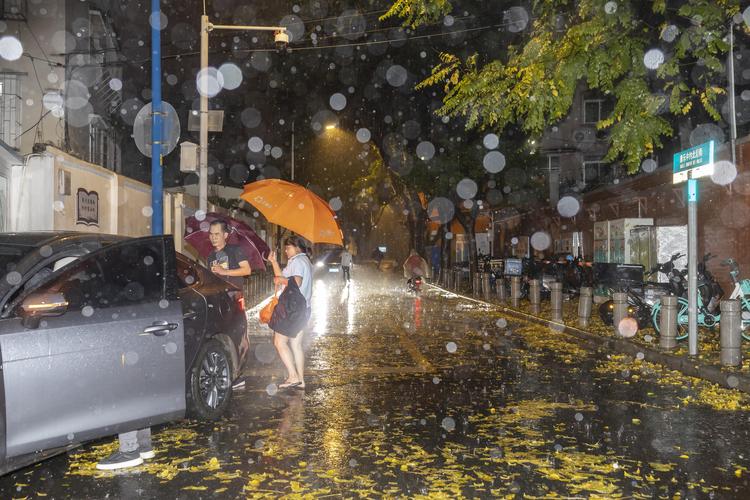 刚刚，广州突然下起了暴雨，场面十分吓人！
