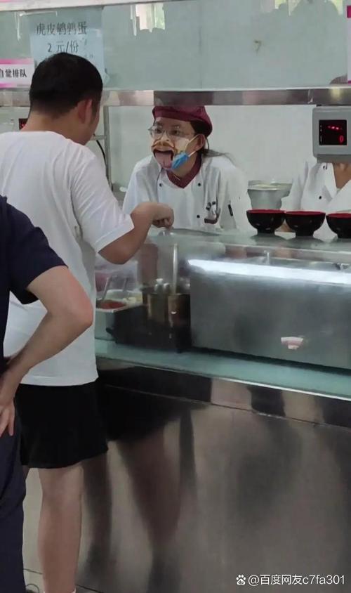 京东老板70岁母亲食堂打工？这波操作是真心疼员工还是商战新套路