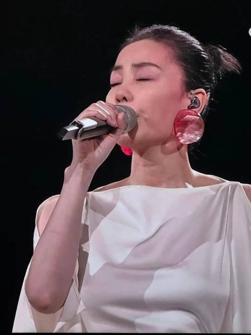 王菲现身谢霆锋演唱会，戴口罩淡定坐包厢角落，high歌时手舞足蹈
