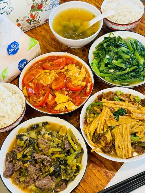 看这一家伙食那叫一个好，四菜一汤，太有食欲了