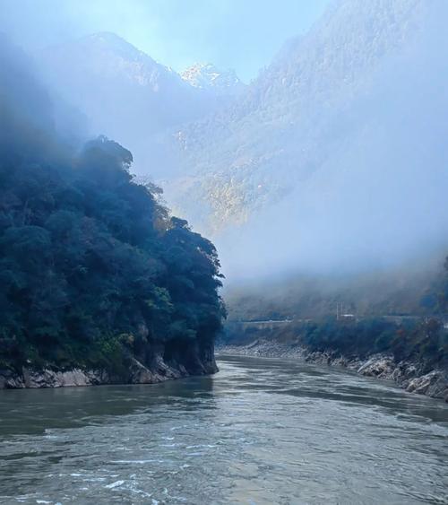 勇闯石门关：怒江峡谷的险峻门户