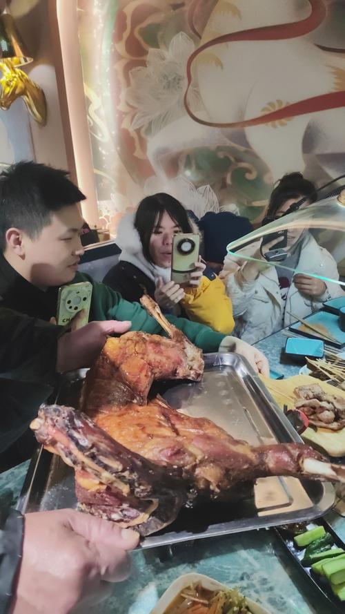 德国三父子在中国第一次吃烤全羊，猛虎下山疯狂抢食！烤羊肉 