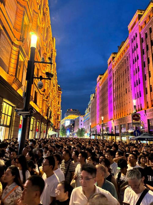 4月26日，北京繁华街市，人潮涌动，大街上的真实场景
